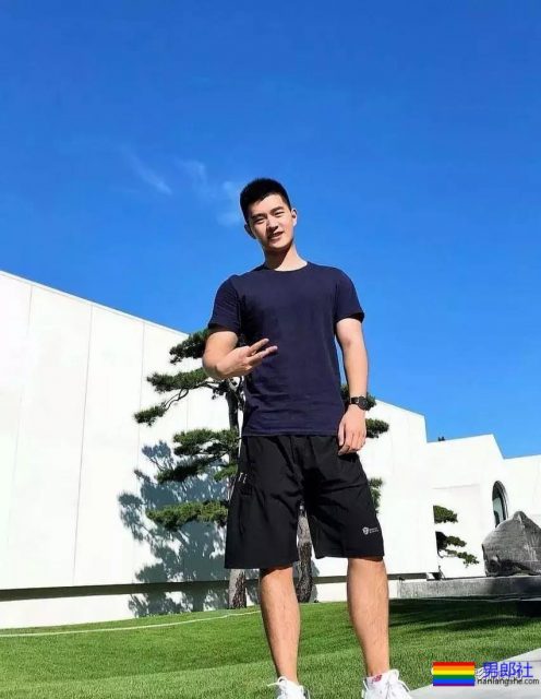 25岁的鲜肉大长腿正装机长空少，拔掉这身衬衫西裤真的很基 - 51虹马