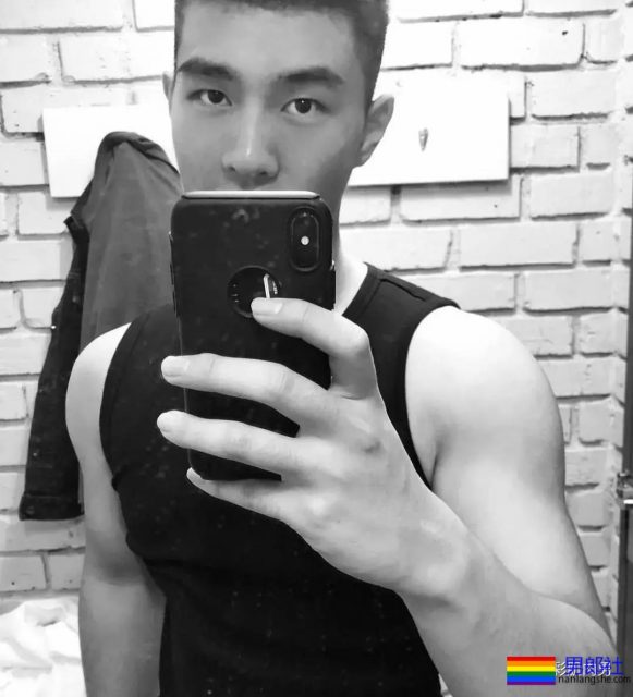 25岁的鲜肉大长腿正装机长空少，拔掉这身衬衫西裤真的很基 - 51虹马