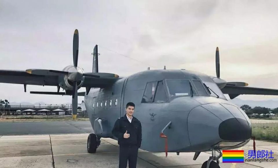 25岁的鲜肉大长腿正装机长空少，拔掉这身衬衫西裤真的很基 - 51虹马