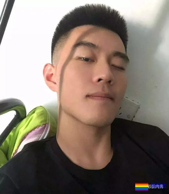 25岁的鲜肉大长腿正装机长空少，拔掉这身衬衫西裤真的很基 - 51虹马