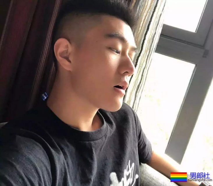 25岁的鲜肉大长腿正装机长空少，拔掉这身衬衫西裤真的很基 - 51虹马