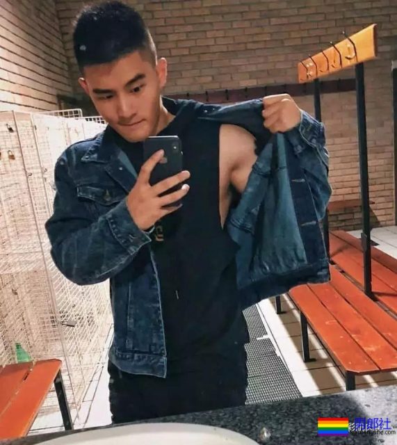 25岁的鲜肉大长腿正装机长空少，拔掉这身衬衫西裤真的很基 - 51虹马