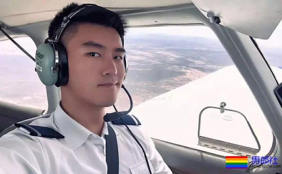 25岁的鲜肉大长腿正装机长空少，拔掉这身衬衫西裤真的很基 - 51虹马