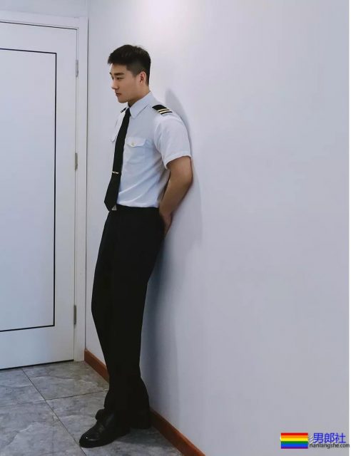 25岁的鲜肉大长腿正装机长空少，拔掉这身衬衫西裤真的很基 - 51虹马