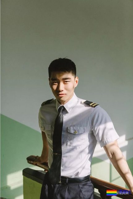 25岁的鲜肉大长腿正装机长空少，拔掉这身衬衫西裤真的很基 - 51虹马