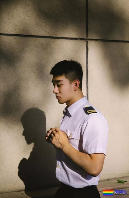 25岁的鲜肉大长腿正装机长空少，拔掉这身衬衫西裤真的很基 - 51虹马