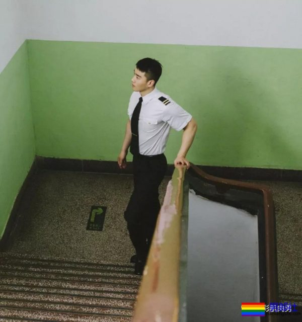 25岁的鲜肉大长腿正装机长空少，拔掉这身衬衫西裤真的很基 - 51虹马