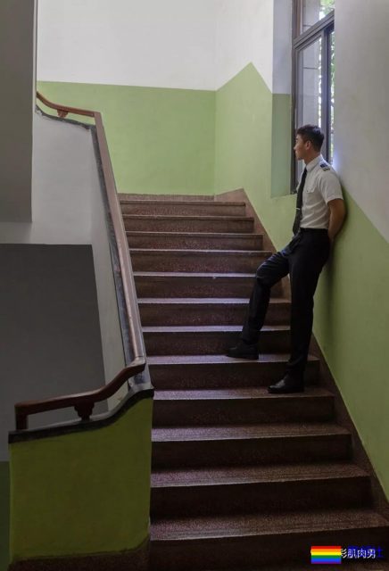 25岁的鲜肉大长腿正装机长空少，拔掉这身衬衫西裤真的很基 - 51虹马