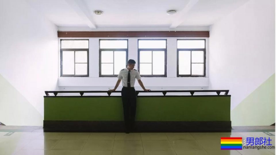 25岁的鲜肉大长腿正装机长空少，拔掉这身衬衫西裤真的很基 - 51虹马