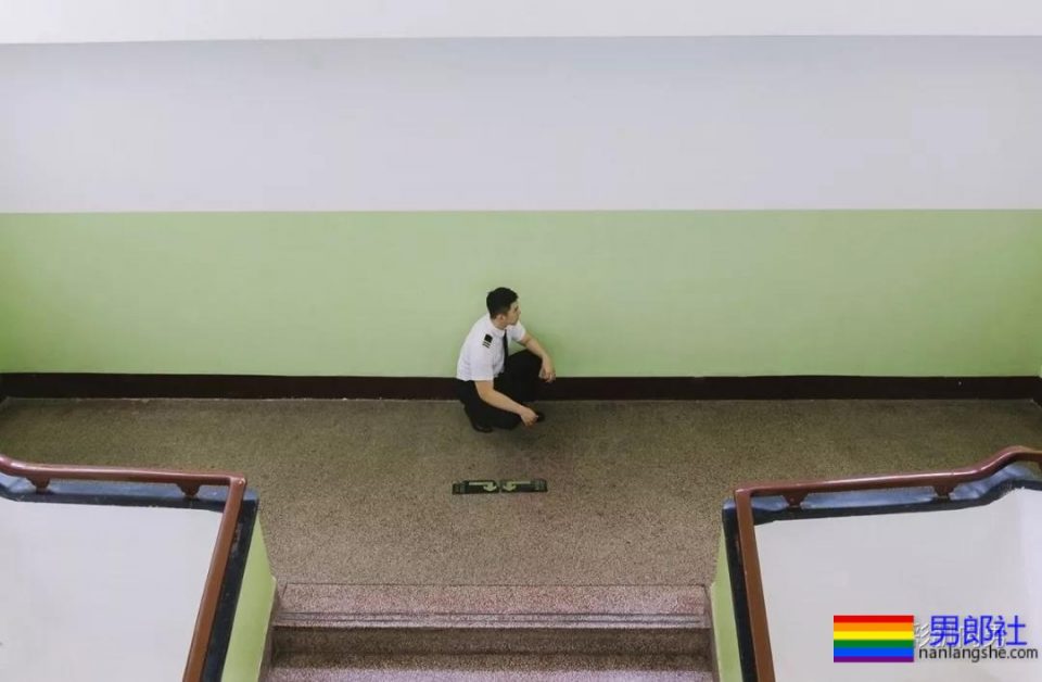 25岁的鲜肉大长腿正装机长空少，拔掉这身衬衫西裤真的很基 - 51虹马