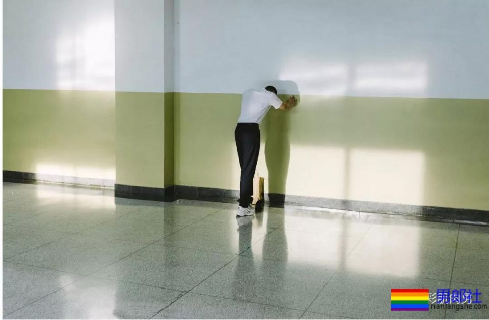 25岁的鲜肉大长腿正装机长空少，拔掉这身衬衫西裤真的很基 - 51虹马