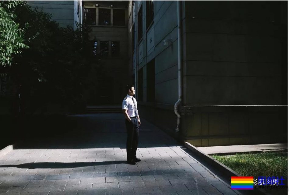 25岁的鲜肉大长腿正装机长空少，拔掉这身衬衫西裤真的很基 - 51虹马