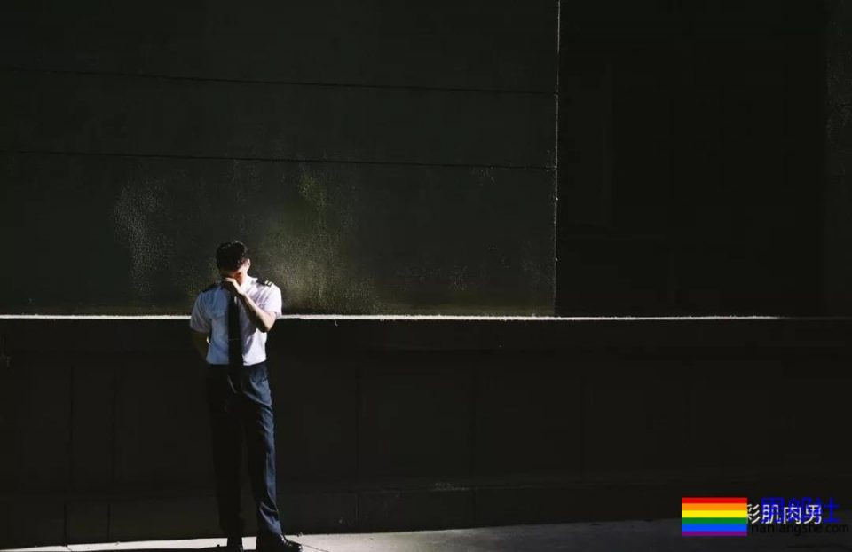 25岁的鲜肉大长腿正装机长空少，拔掉这身衬衫西裤真的很基 - 51虹马