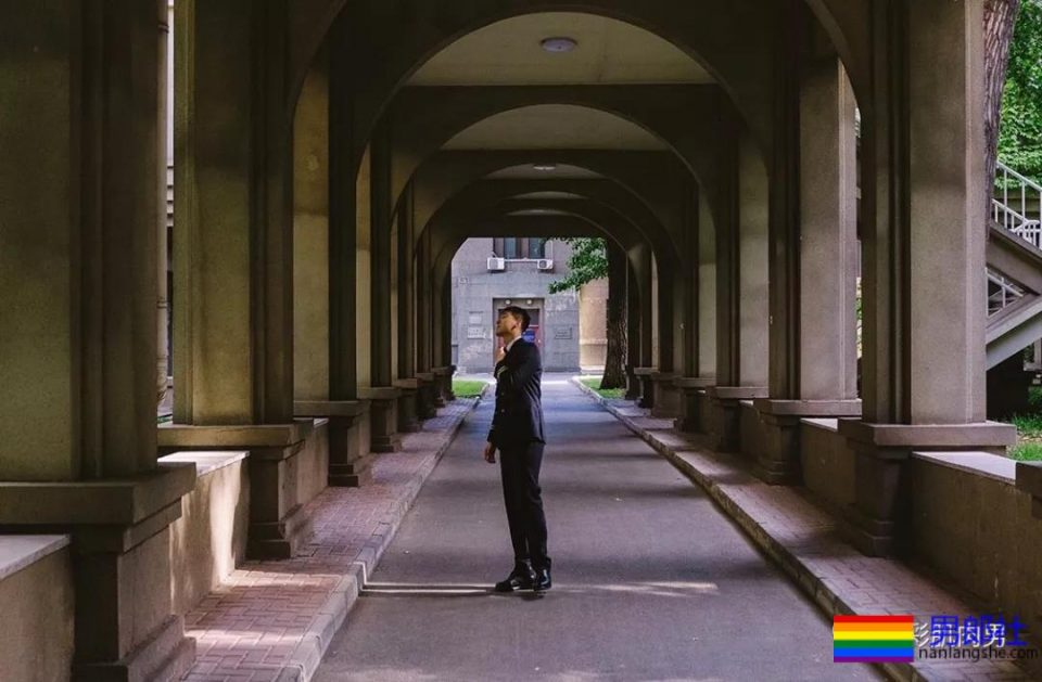 25岁的鲜肉大长腿正装机长空少，拔掉这身衬衫西裤真的很基 - 51虹马