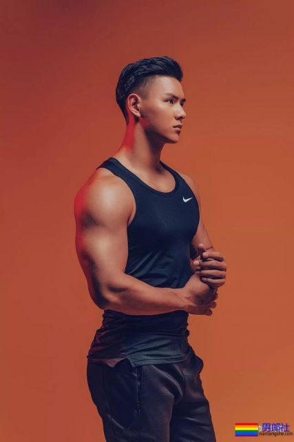 188CM男模冠军 被网友戏称“最美好的肉体”！ - 51虹马