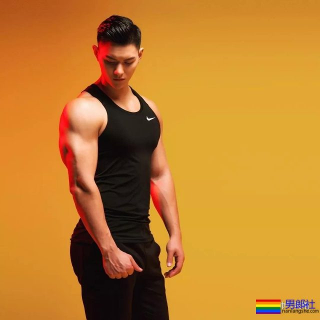 188CM男模冠军 被网友戏称“最美好的肉体”！ - 51虹马