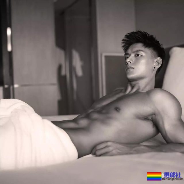 188CM男模冠军 被网友戏称“最美好的肉体”！ - 51虹马