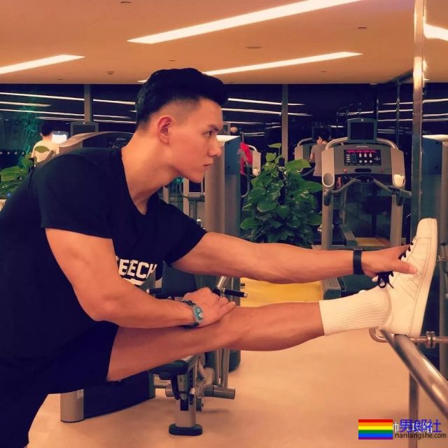 188CM男模冠军 被网友戏称“最美好的肉体”！ - 51虹马