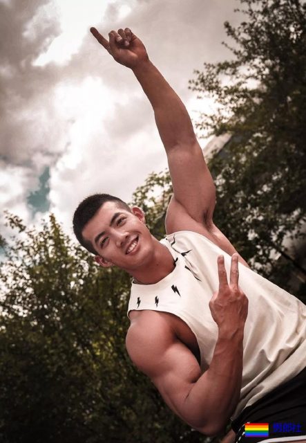 肌肉男都小？健身私教夏胜杰穿上短裤秒破谣言！ - 51虹马