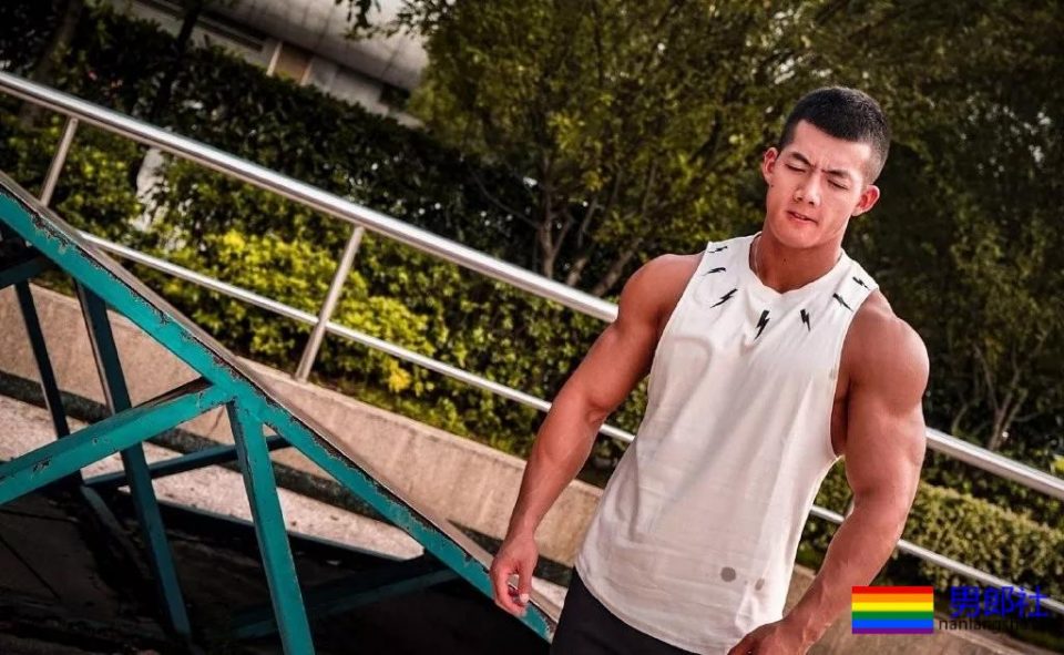 肌肉男都小？健身私教夏胜杰穿上短裤秒破谣言！ - 51虹马