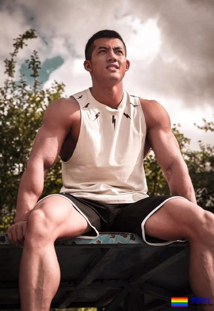 肌肉男都小？健身私教夏胜杰穿上短裤秒破谣言！ - 51虹马