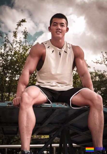 肌肉男都小？健身私教夏胜杰穿上短裤秒破谣言！ - 51虹马