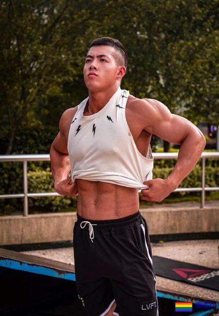 肌肉男都小？健身私教夏胜杰穿上短裤秒破谣言！ - 51虹马