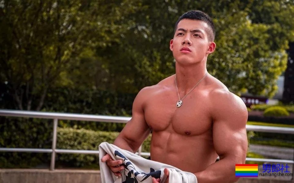 肌肉男都小？健身私教夏胜杰穿上短裤秒破谣言！ - 51虹马