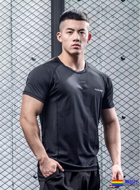 肌肉男都小？健身私教夏胜杰穿上短裤秒破谣言！ - 51虹马