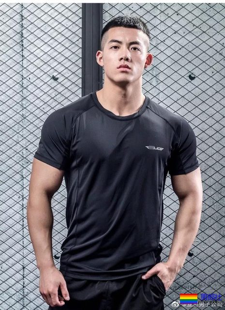 肌肉男都小？健身私教夏胜杰穿上短裤秒破谣言！ - 51虹马