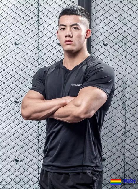 肌肉男都小？健身私教夏胜杰穿上短裤秒破谣言！ - 51虹马