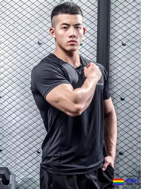 肌肉男都小？健身私教夏胜杰穿上短裤秒破谣言！ - 51虹马