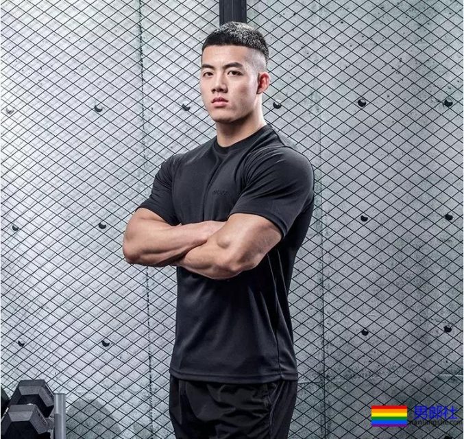 肌肉男都小？健身私教夏胜杰穿上短裤秒破谣言！ - 51虹马