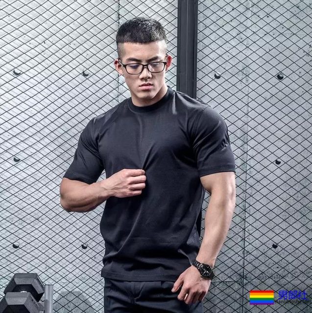 肌肉男都小？健身私教夏胜杰穿上短裤秒破谣言！ - 51虹马