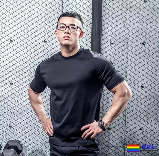 肌肉男都小？健身私教夏胜杰穿上短裤秒破谣言！ - 51虹马