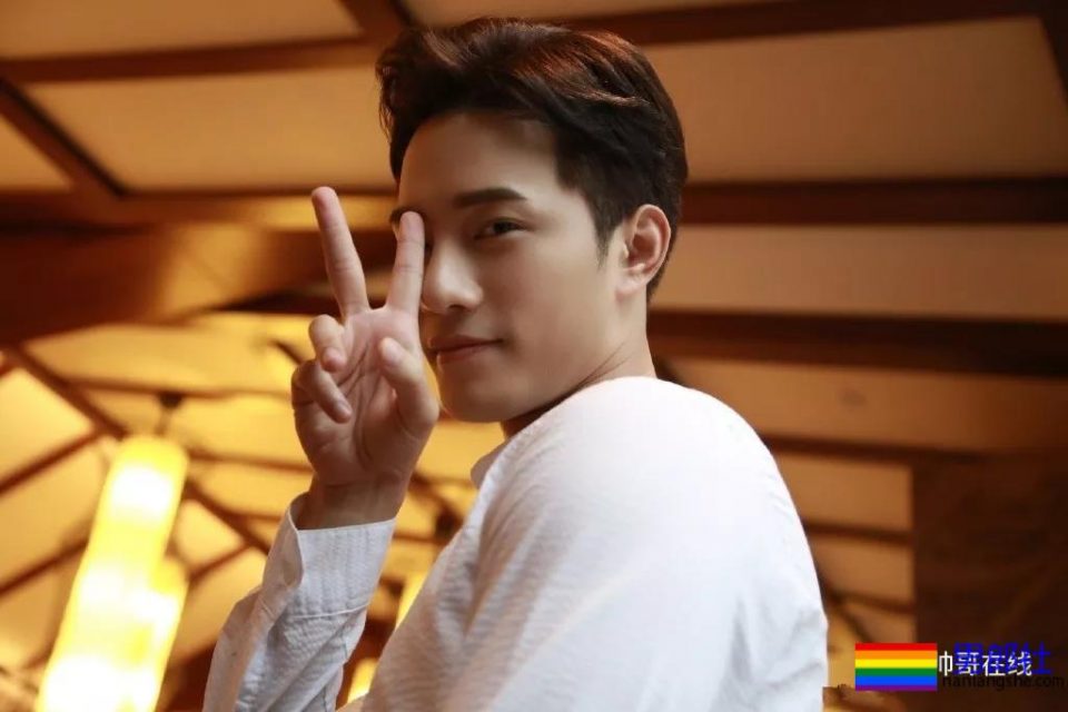 摸胸识男人+开剧先洗澡!拍过腐剧的长腿筋肉小哥,盘他! - 51虹马 摸胸识男人+开剧先洗澡!拍过腐剧的长腿筋肉小哥,盘他! - 51虹马