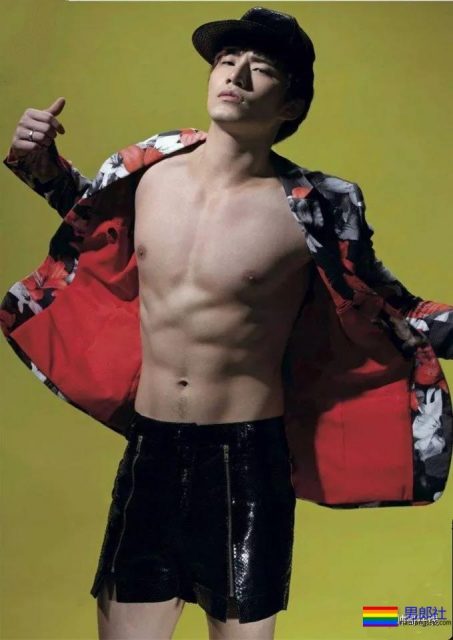 摸胸识男人+开剧先洗澡!拍过腐剧的长腿筋肉小哥,盘他! - 51虹马 摸胸识男人+开剧先洗澡!拍过腐剧的长腿筋肉小哥,盘他! - 51虹马