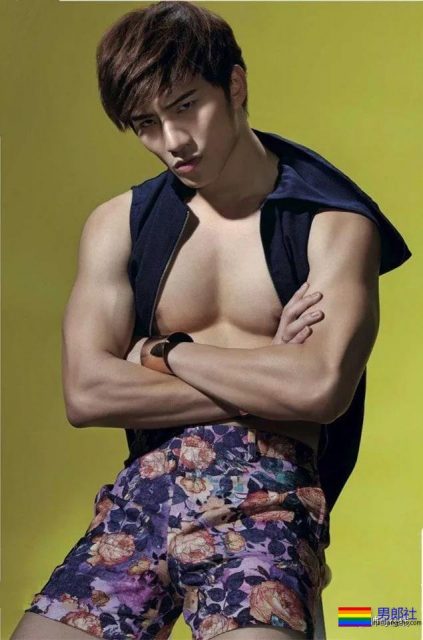 摸胸识男人+开剧先洗澡!拍过腐剧的长腿筋肉小哥,盘他! - 51虹马 摸胸识男人+开剧先洗澡!拍过腐剧的长腿筋肉小哥,盘他! - 51虹马