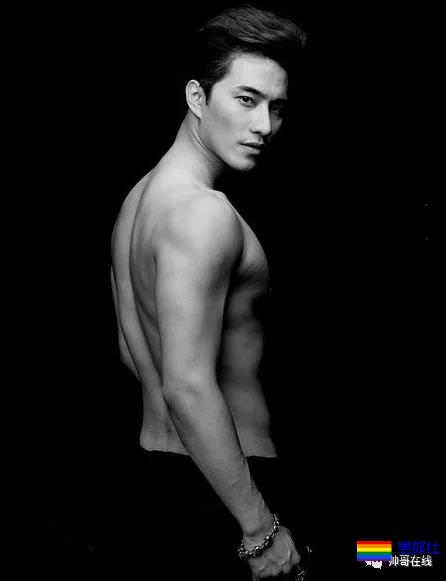 摸胸识男人+开剧先洗澡!拍过腐剧的长腿筋肉小哥,盘他! - 51虹马 摸胸识男人+开剧先洗澡!拍过腐剧的长腿筋肉小哥,盘他! - 51虹马