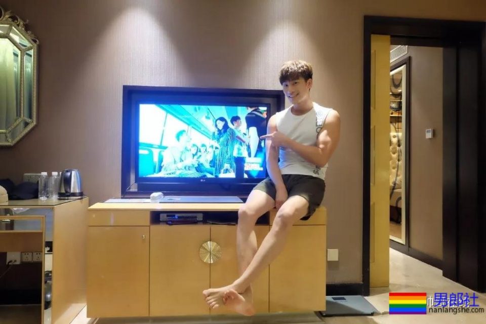 摸胸识男人+开剧先洗澡!拍过腐剧的长腿筋肉小哥,盘他! - 51虹马 摸胸识男人+开剧先洗澡!拍过腐剧的长腿筋肉小哥,盘他! - 51虹马