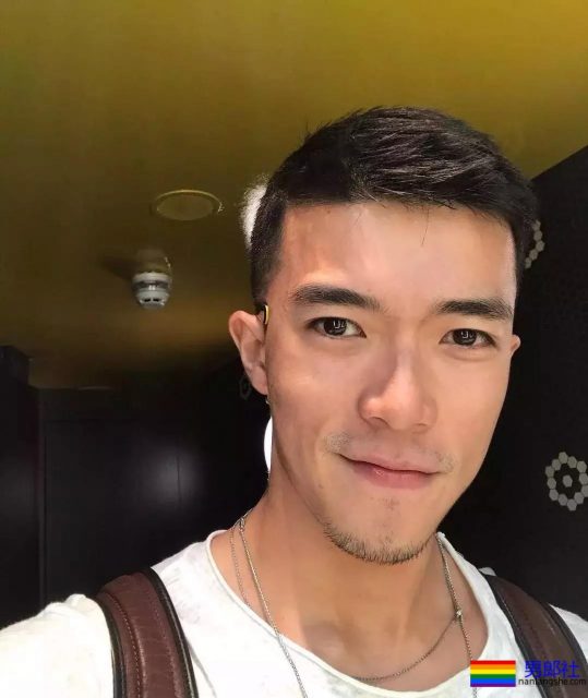 小奶狗因湿身在网络走红,照片我已找到。 - 51虹马 小奶狗因湿身在网络走红,照片我已找到。 - 51虹马