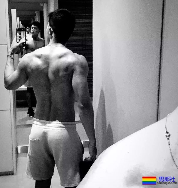 小奶狗因湿身在网络走红,照片我已找到。 - 51虹马 小奶狗因湿身在网络走红,照片我已找到。 - 51虹马