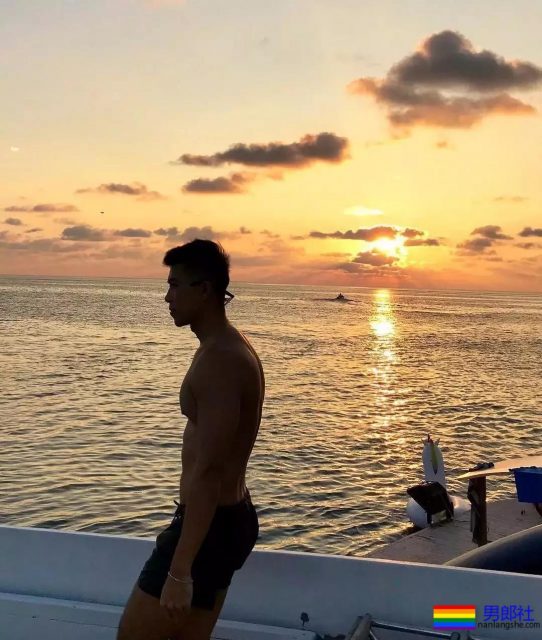 小奶狗因湿身在网络走红,照片我已找到。 - 51虹马 小奶狗因湿身在网络走红,照片我已找到。 - 51虹马