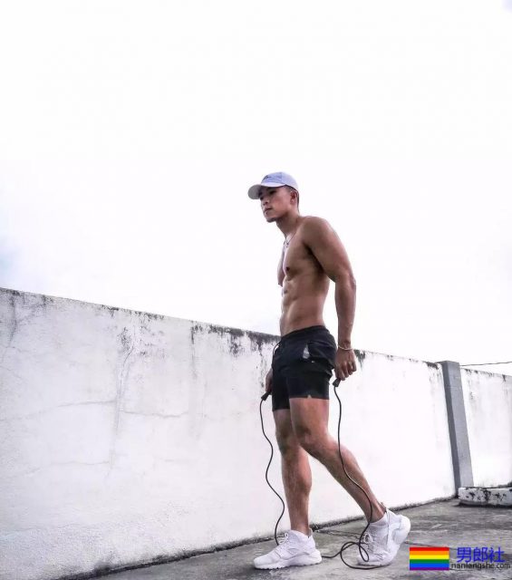 小奶狗因湿身在网络走红,照片我已找到。 - 51虹马 小奶狗因湿身在网络走红,照片我已找到。 - 51虹马