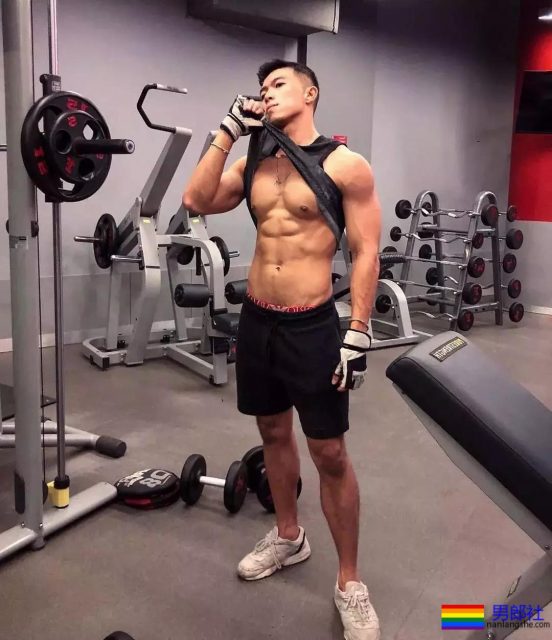 小奶狗因湿身在网络走红,照片我已找到。 - 51虹马 小奶狗因湿身在网络走红,照片我已找到。 - 51虹马