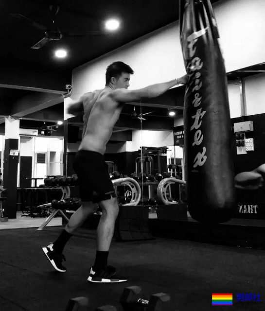 小奶狗因湿身在网络走红,照片我已找到。 - 51虹马 小奶狗因湿身在网络走红,照片我已找到。 - 51虹马