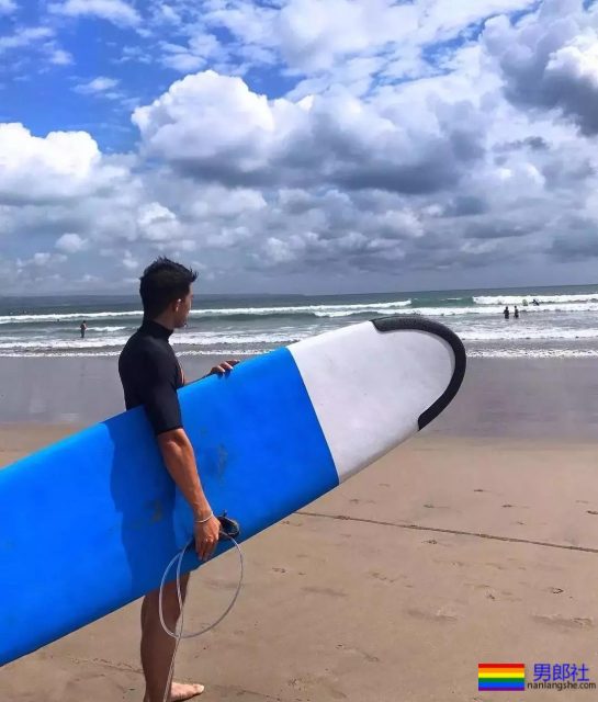 小奶狗因湿身在网络走红,照片我已找到。 - 51虹马 小奶狗因湿身在网络走红,照片我已找到。 - 51虹马