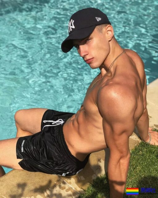 190CM公狗腰男自爆军营硬照，长官肯定对他关爱有加 - 51虹马