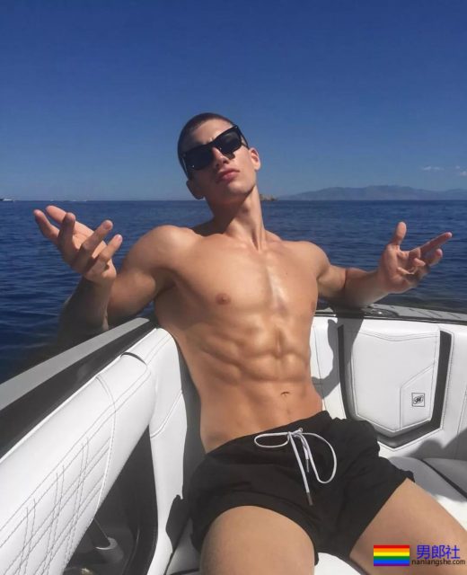 190CM公狗腰男自爆军营硬照，长官肯定对他关爱有加 - 51虹马