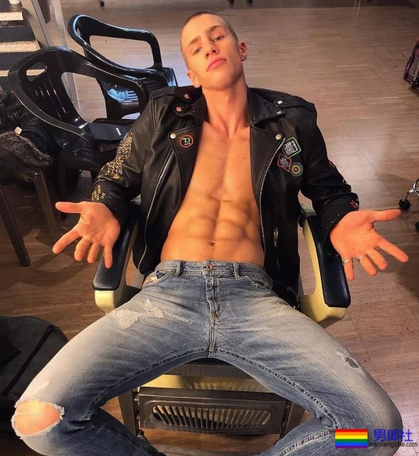 190CM公狗腰男自爆军营硬照，长官肯定对他关爱有加 - 51虹马